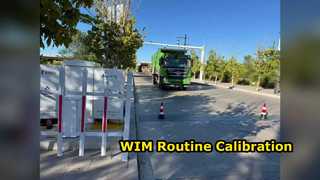 Teknisi kami bekerja sama dengan otoritas transportasi dalam kalibrasi rutin sistem WIM